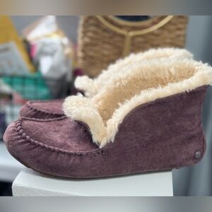 Ugg Suede Women’s Alena Slippers size 8 Color Plum